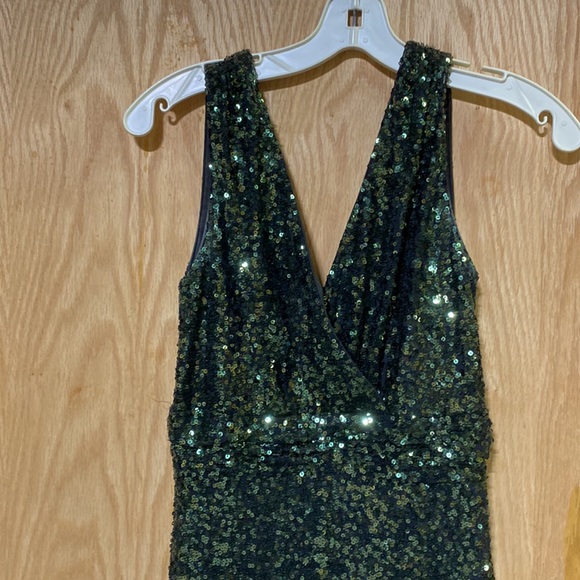 Simple beautiful green sequins maxi - Picture 2 of 7
